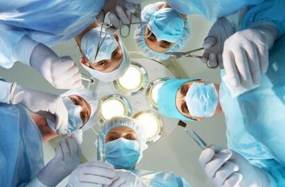 Οι χειρουργοί πραγματοποιούν επέμβαση διεύρυνσης πέους