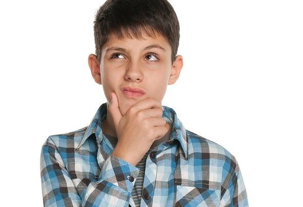 Ο έφηβος σκέφτεται τη μεγέθυνση κόκορα σε ηλικία 14 ετών